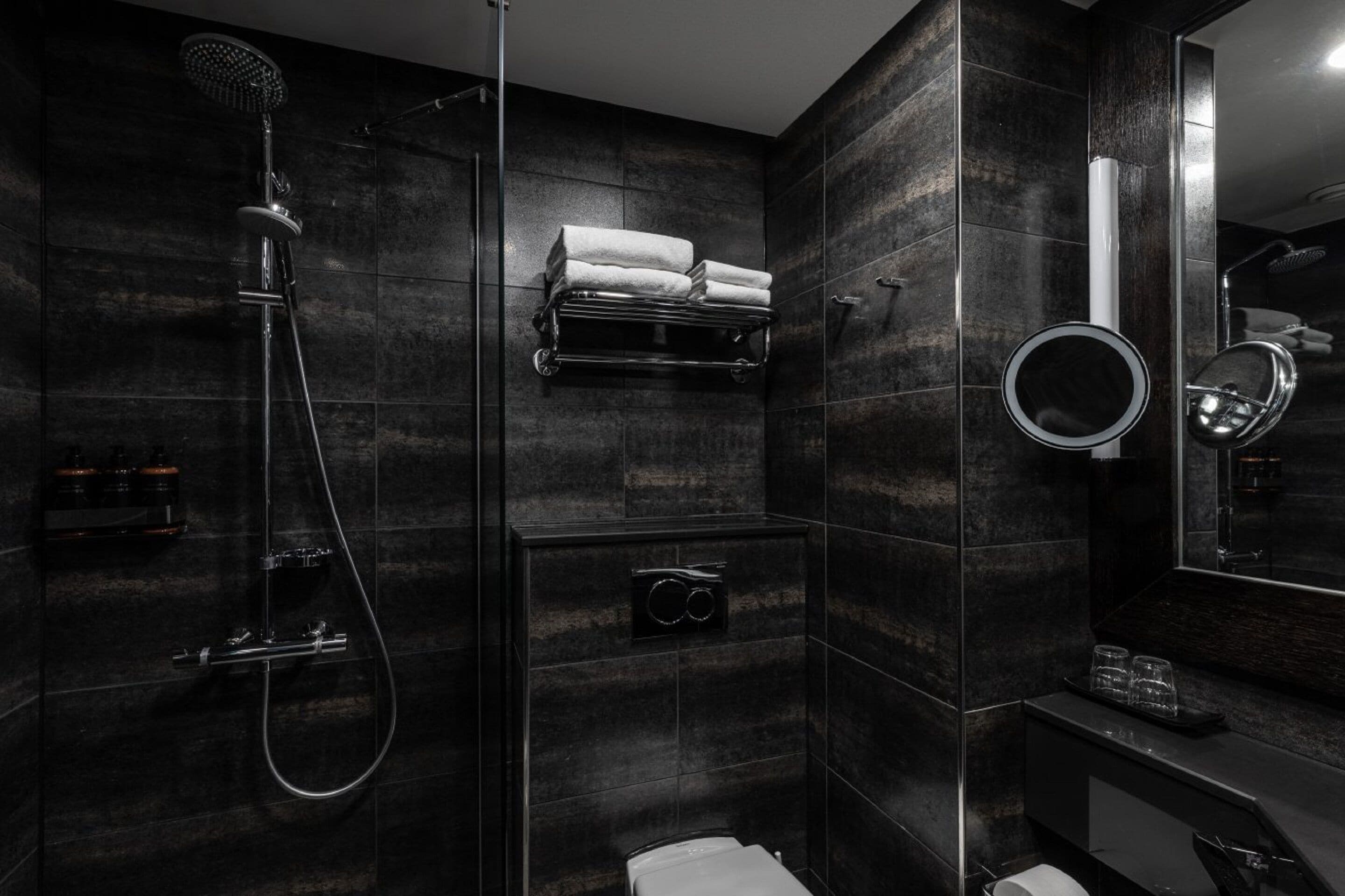 northern premium king | bathroom | hair dryer, bidet, heated floors, towels