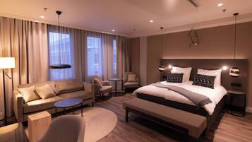 Lapland Junior Suite | Luxe beddengoed, bedden met traagschuimmatras, een kluis op de kamer