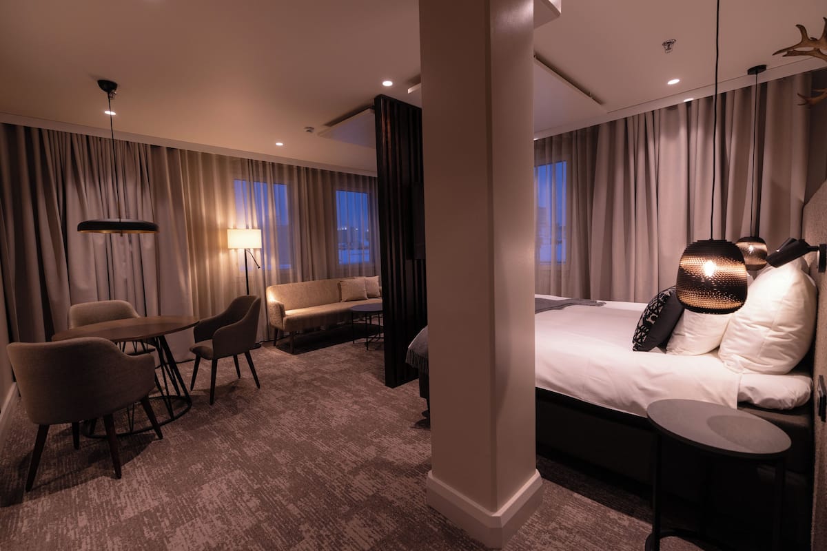 Rom – junior | Sengetøy av topp kvalitet, memory foam-senger og safe på rommet