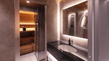 Un baño moderno con una banca de madera, cabina de ducha de vidrio y un espejo grande.