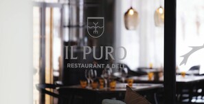 2 restaurantes, se sirven desayunos, cenas y cocina escandinava