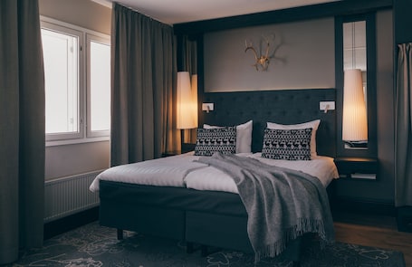 Ropa de cama de alta calidad y caja de seguridad en la habitación . Lapland Hotels Tampere