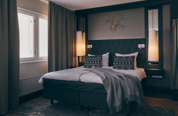 Premium bedding, in-room safe, desk, iron/ironing board