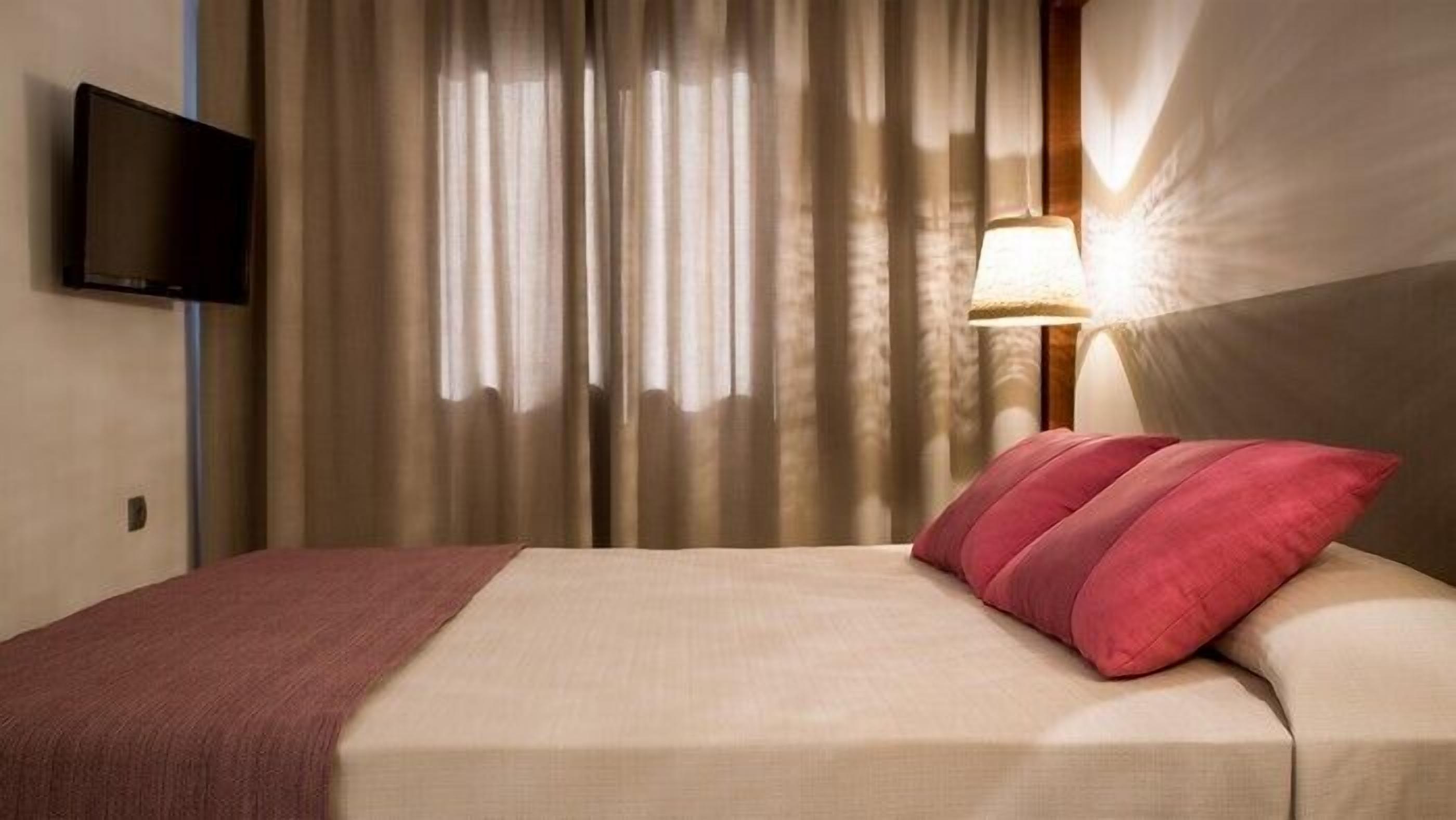 1 bedroom, laptop workspace, blackout curtains, free wifi