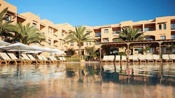 Outdoor pool, pool loungers