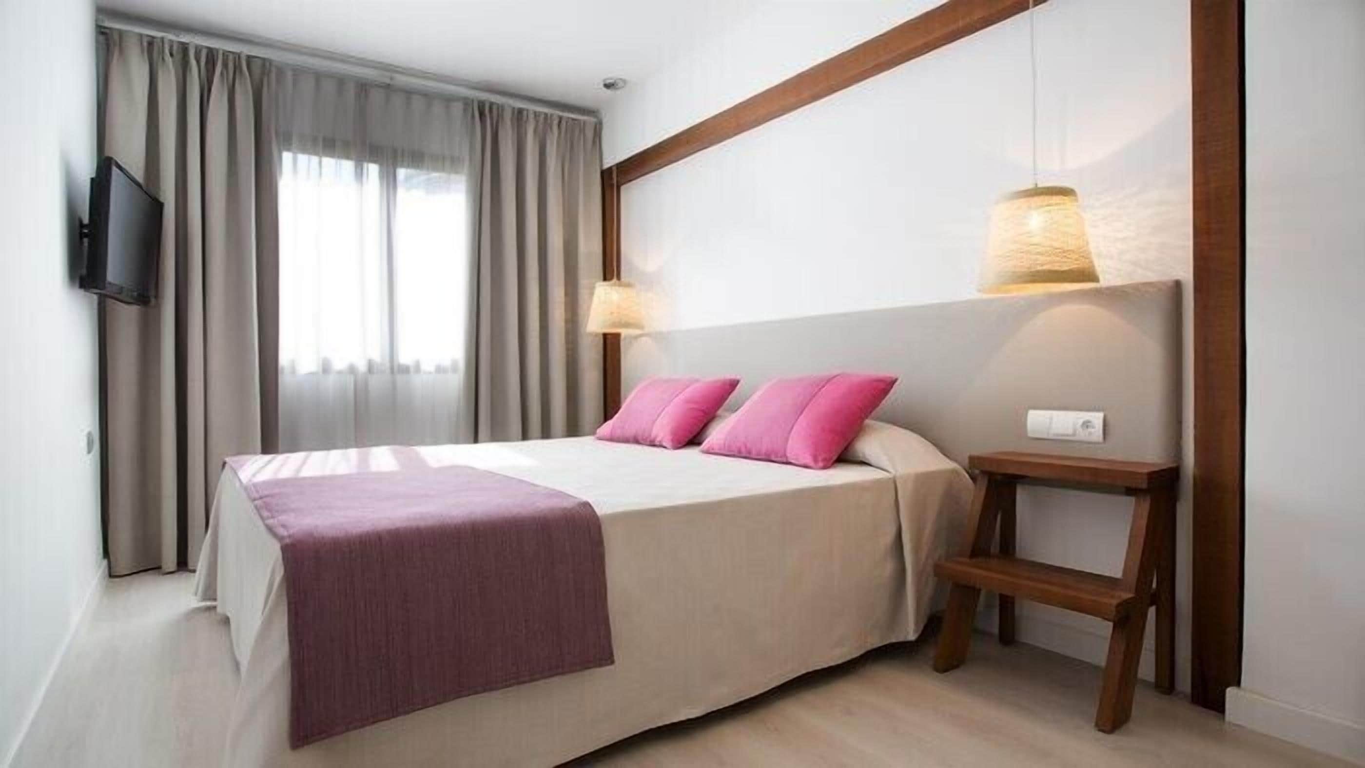 1 bedroom, laptop workspace, blackout curtains, free wifi