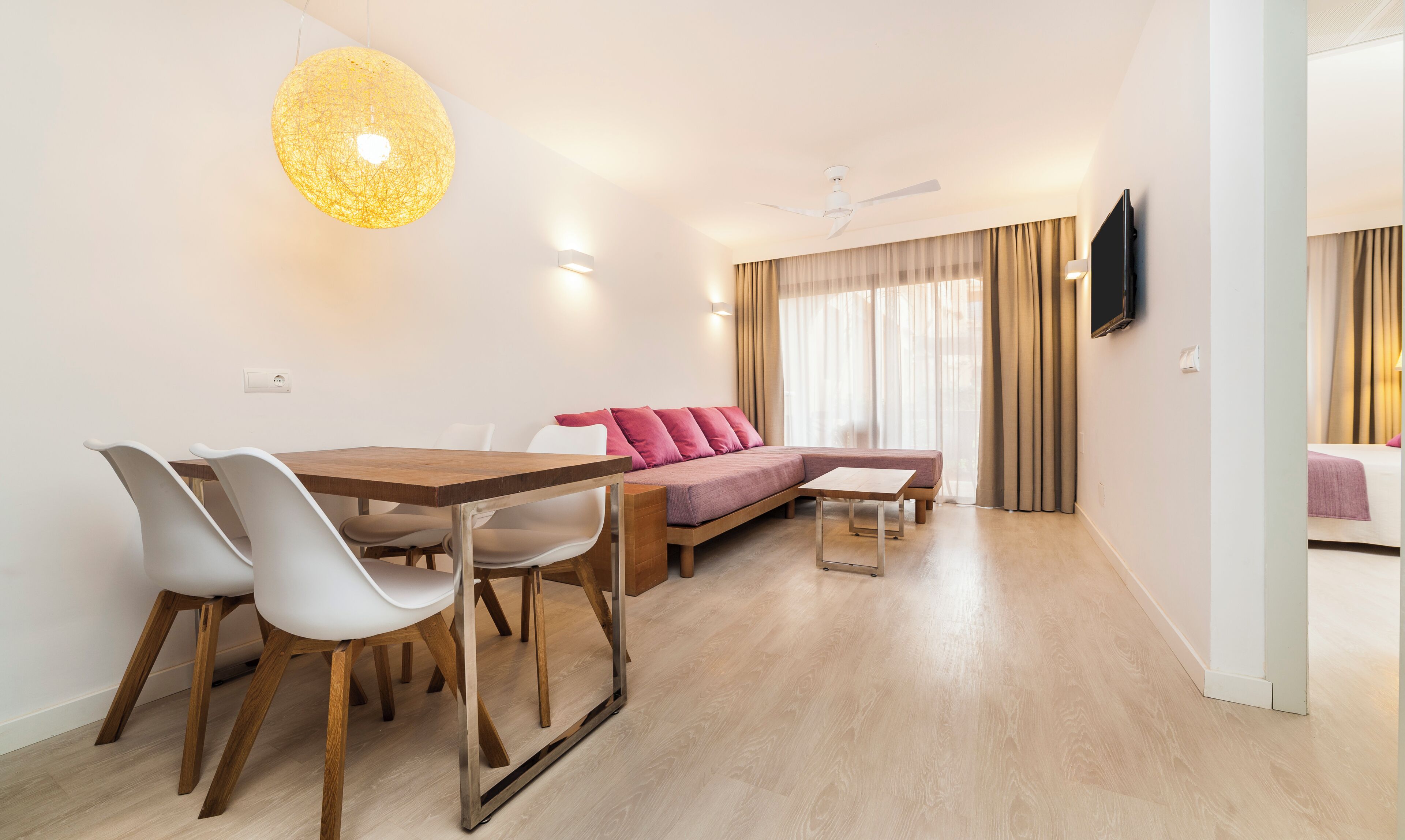 Familie suite, balkon | Woonruimte | Een 26-inch flatscreentelevisie met satellietzenders en een televisie