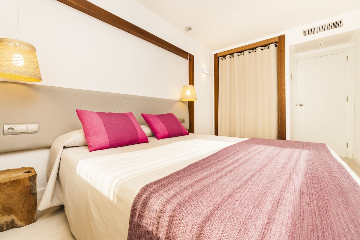 1 bedroom, laptop workspace, blackout curtains, free WiFi