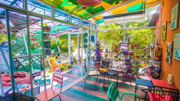 Morgunverður í boði, alþjóðleg matargerðarlist, útsýni yfir sundlaug