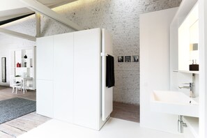 Design Loft | Bathroom | Separate tub and shower, deep soaking tub, eco-friendly toiletries - Maison Nationale (Antwerp)