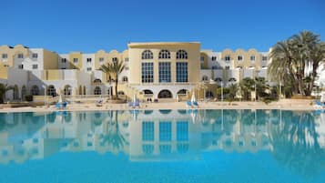 حمام سباحة