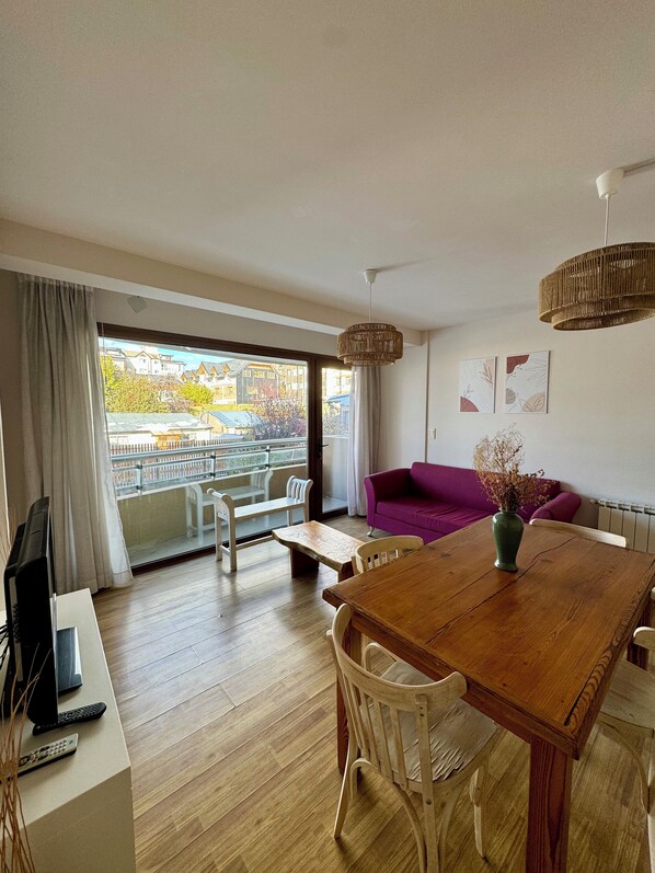 Appartement Deluxe (1) | Aire de séjour | Téléviseur de 24 po avec télévision par câble