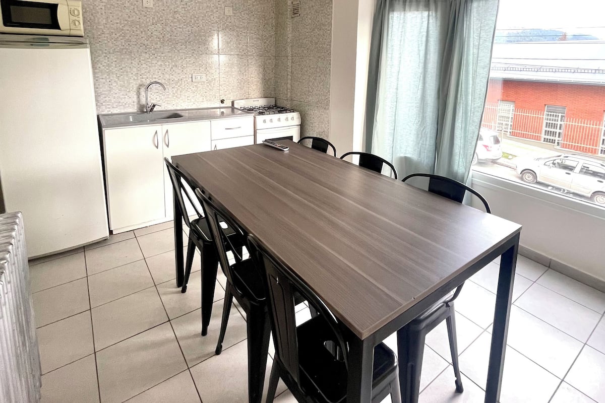Apartemen Keluarga | Dapur pribadi | Lemari es besar, microwave, kompor, dan ketel listrik