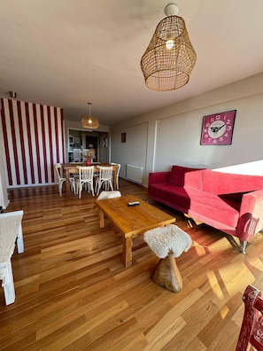 Appartement Deluxe | Aire de séjour | Téléviseur de 24 po avec télévision par câble