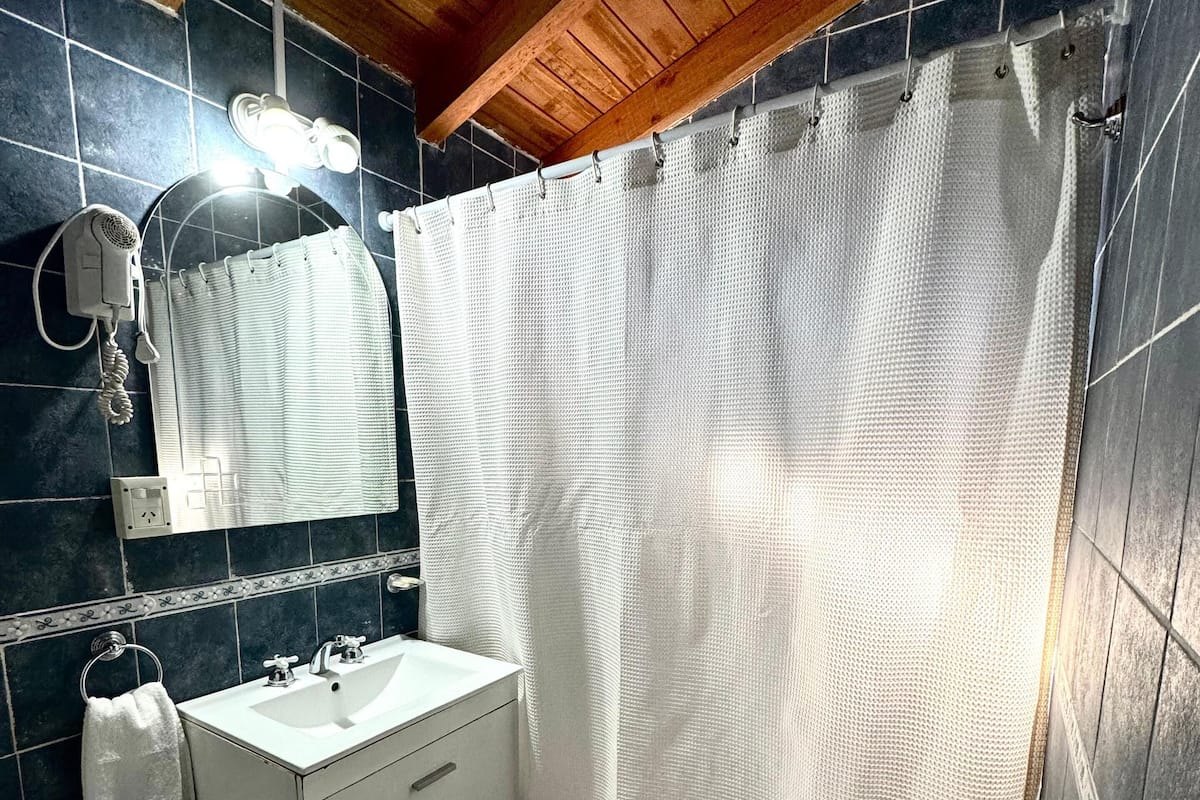Apartemen Deluks, pemandangan gunung | Kamar mandi | Shower, pengering rambut, kloset, dan handuk