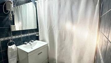 Deluxe Apartment, Mountain View | Bilik Mandi | Pancuran mandi, pengering rambut, tuala disediakan, tisu tandas