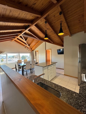 Appartement Deluxe, vue sur la montagne | Cuisine privée | Réfrigérateur grande capacité avec congélateur, four à micro-ondes