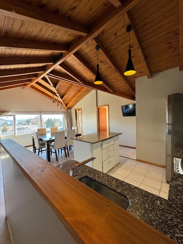 Apartemen Deluks, pemandangan gunung | Dapur pribadi | Lemari es besar, microwave, kompor, dan ketel listrik