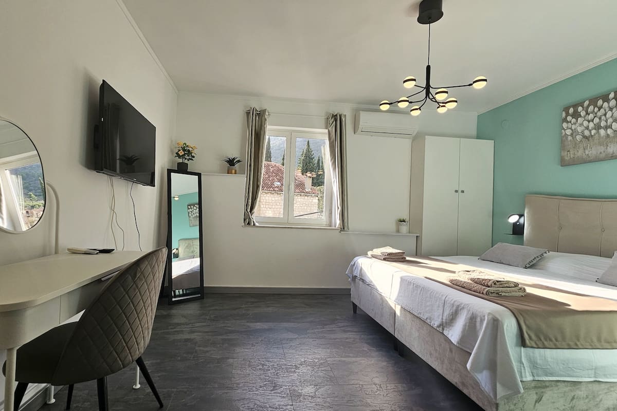 Estudio, vista al jardín | 1 habitación, ropa de cama de alta calidad y decoración personalizada