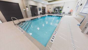 Kolam renang indoor