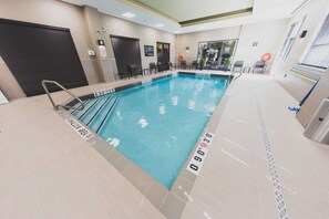 Indoor pool - Hampton Inn & Suites by Hilton Bolton (Caledon)