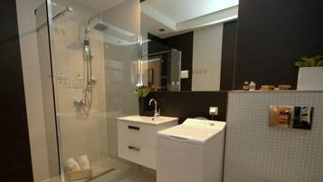 Apartment, 1 Bedroom, Kitchenette (Charlie ) | Bathroom | Towels
