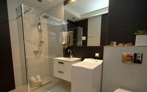 Apartment, 1 Bedroom, Kitchenette (Charlie ) | Bathroom | Towels