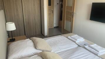 Apartment, 1 Bedroom, Kitchenette (Charlie ) | Premium bedding, in-room safe, iron/ironing board, free WiFi