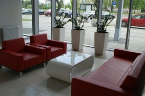 Lobby sitting area - IRS ROYAL APARTMENTS - IRS Aviator (Gdansk)