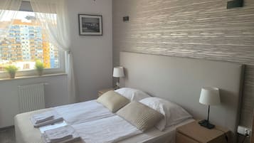 Apartment, 1 Bedroom, Kitchenette (Charlie ) | Premium bedding, in-room safe, iron/ironing board, free WiFi