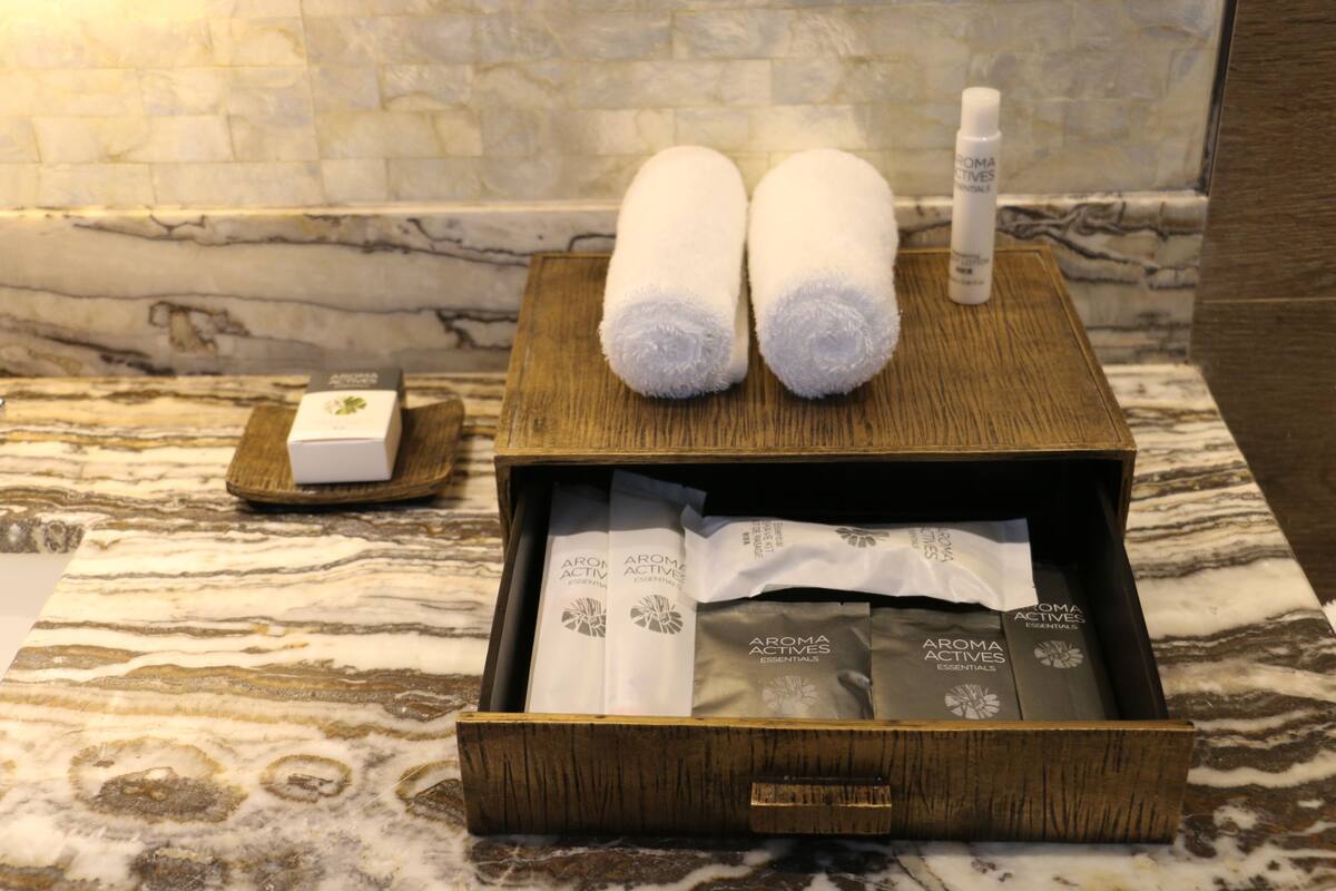 Tina y regadera independientes y amenidades de baño gratuitas