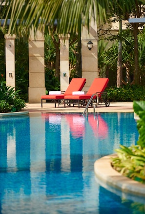 3 outdoor pools, open 10:00 AM to 9:30 PM, pool loungers - DoubleTree Resort by Hilton Hainan Chengmai (Chengmai)