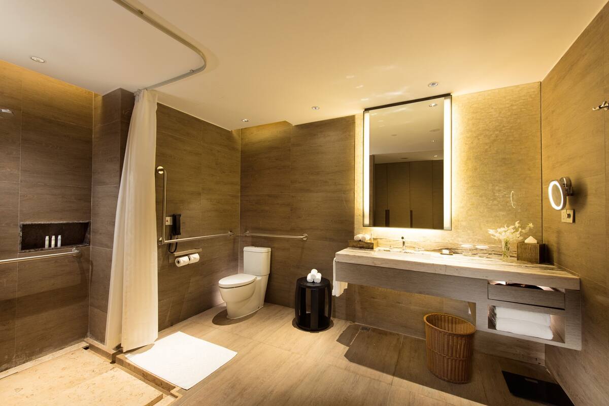 Room, 1 King Bed, Accessible | Minibar, in-room safe, desk, blackout curtains