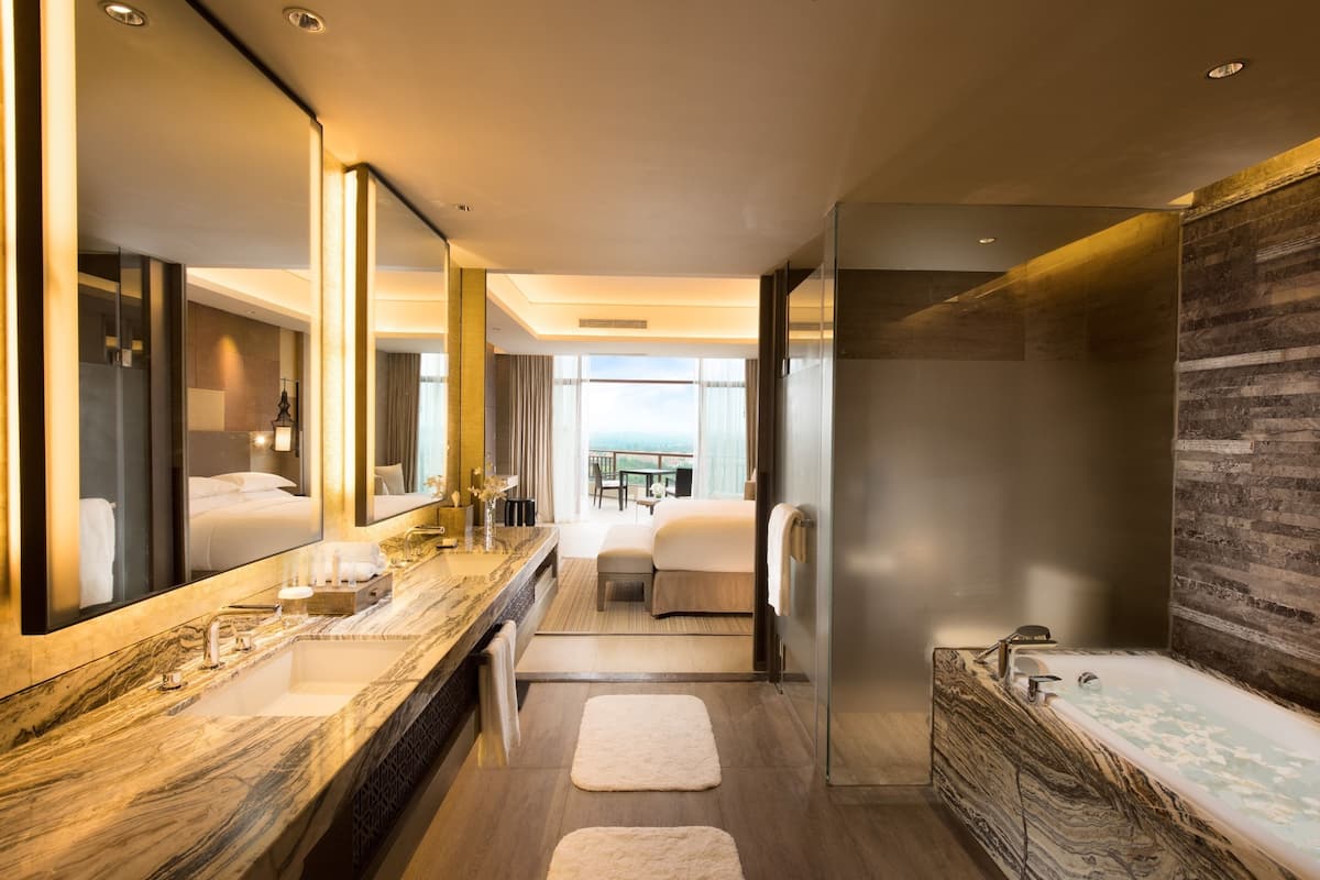 Tina y regadera independientes y amenidades de baño gratuitas