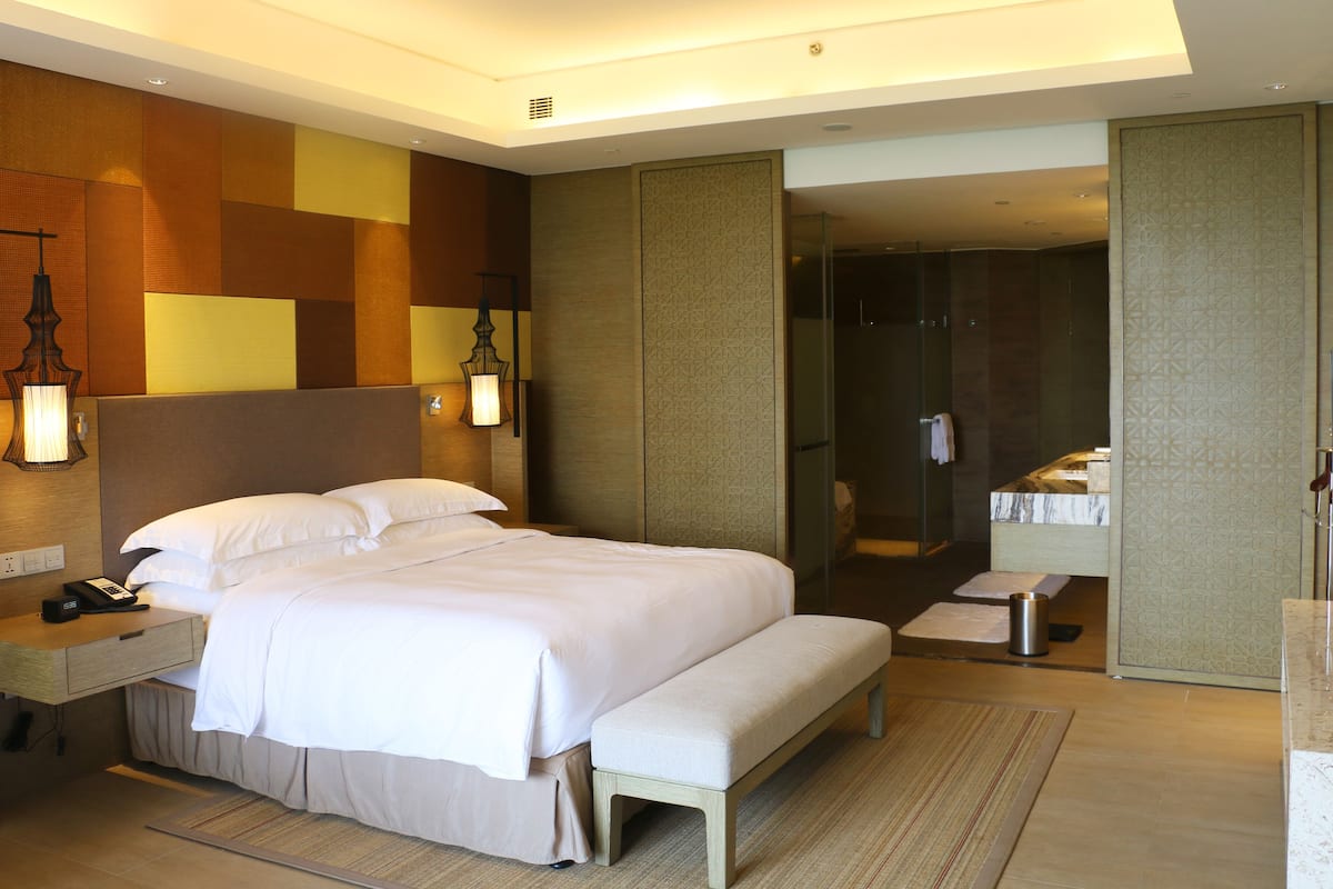 Habitación, 1 cama King size, balcón | Minibar, caja de seguridad en la habitación y escritorio