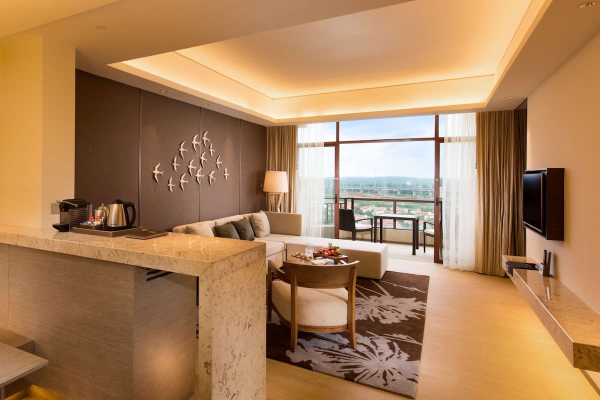 Deluxe Suite, Club lounge access, Lake View | Living area | LCD TV, MP3 dock