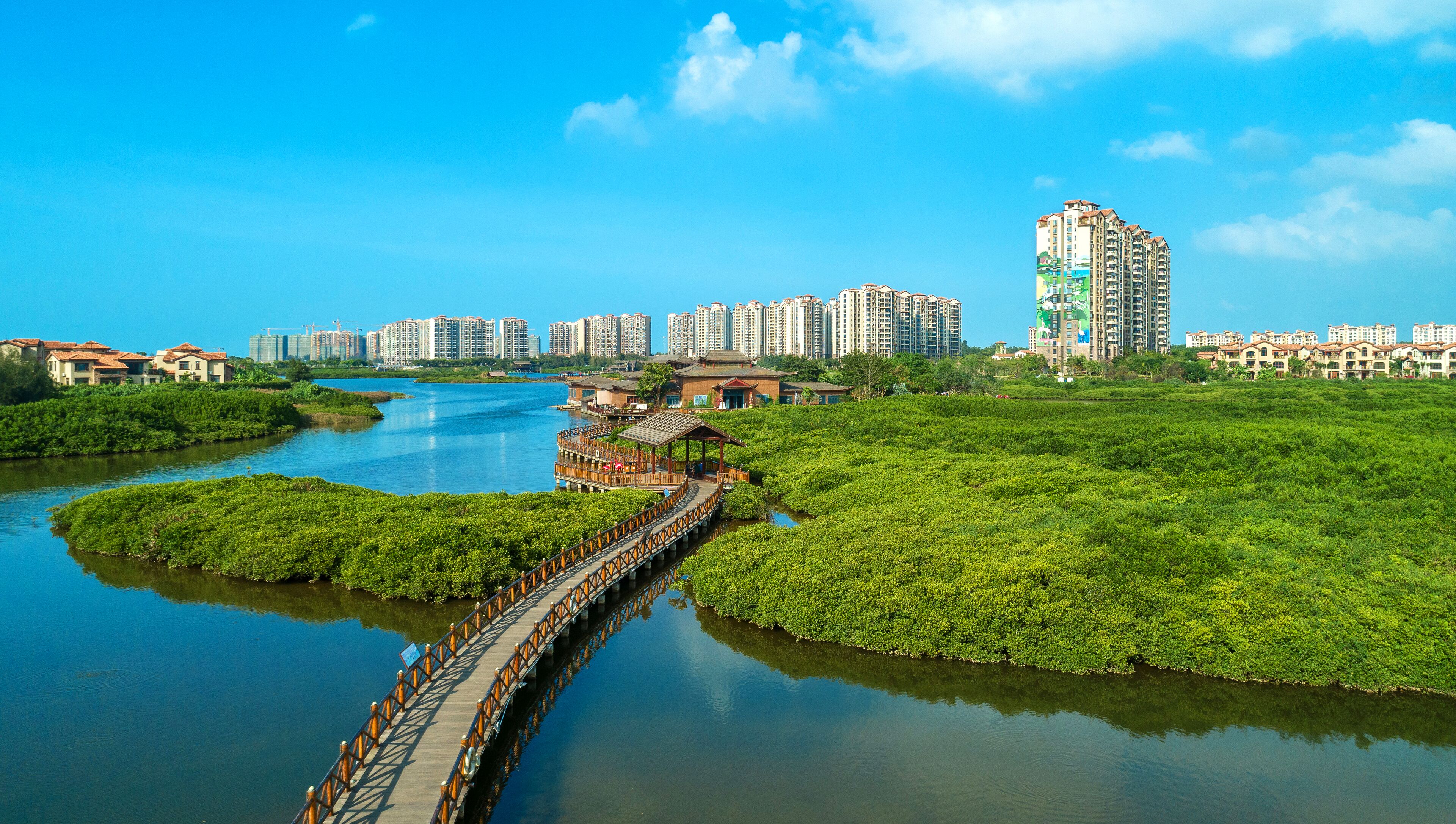 Deluxe Room, 1 King Bed, Lake View | Minibar, in-room safe, desk, blackout drapes