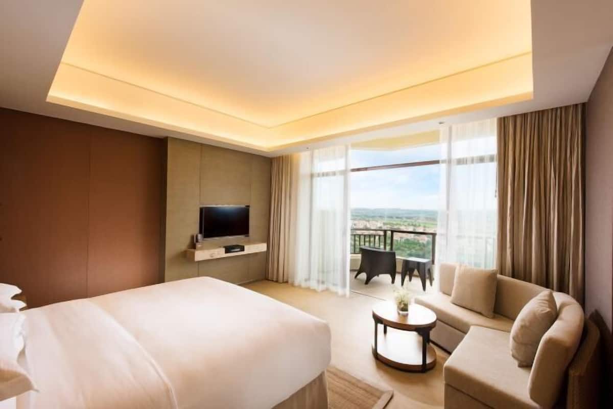 Minibar, in-room safe, desk, blackout curtains