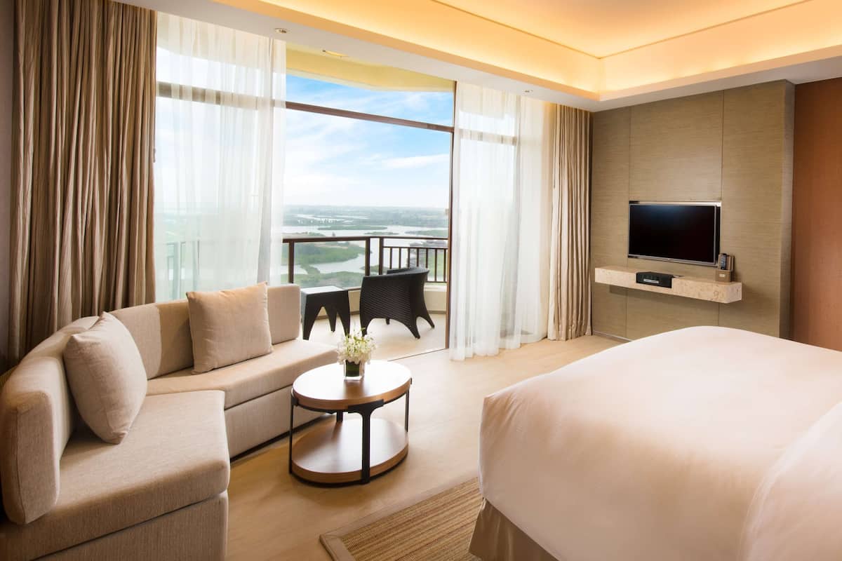 Deluxe Suite, Club lounge access | Living area | LCD TV, MP3 dock