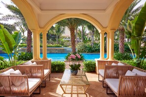 3 outdoor pools, open 10:00 AM to 9:30 PM, pool loungers - DoubleTree Resort by Hilton Hainan Chengmai (Chengmai)