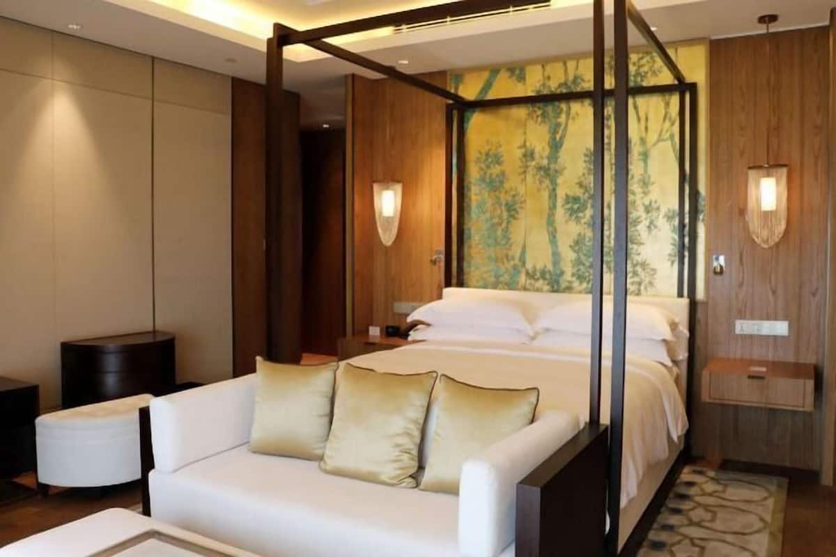 Minibar, in-room safe, desk, blackout curtains