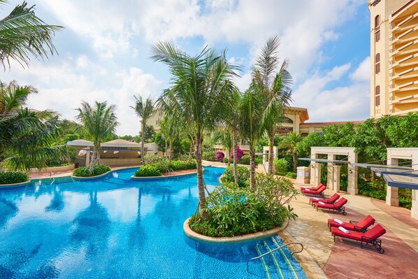 3 outdoor pools, open 10:00 AM to 9:30 PM, pool loungers - DoubleTree Resort by Hilton Hainan Chengmai (Chengmai)