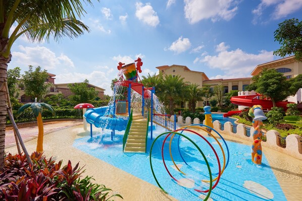 3 outdoor pools, open 10:00 AM to 9:30 PM, pool loungers - DoubleTree Resort by Hilton Hainan Chengmai (Chengmai)