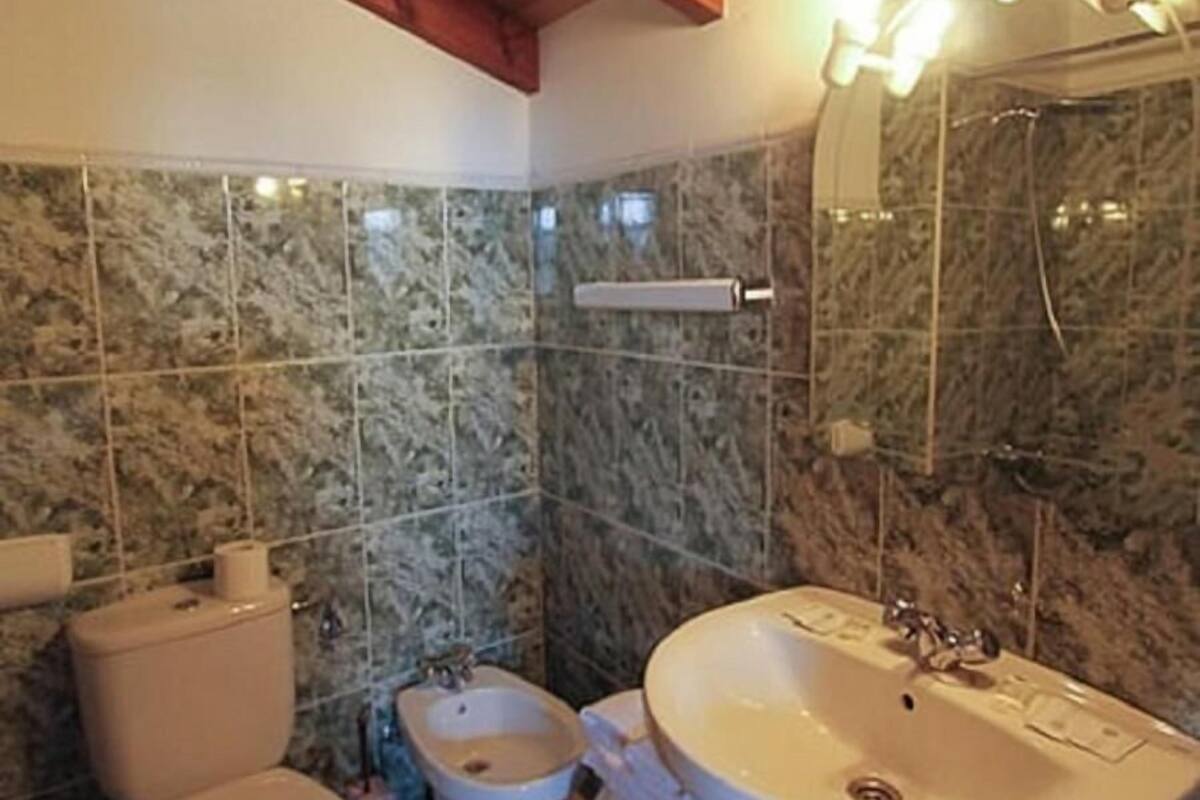 combined shower/bathtub, free toiletries, hair dryer, bidet