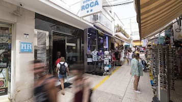 Fachada con un letrero que dice 'HOSTAL ROCA' y una entrada visible.