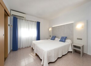 Quarto duplo | Frigobar, cofres nos quartos, Wi-Fi de cortesia, roupa de cama