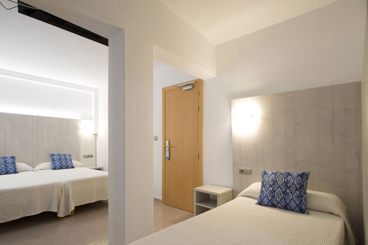 Triple Room | Minibar, in-room safe, WiFi (free), bed sheets