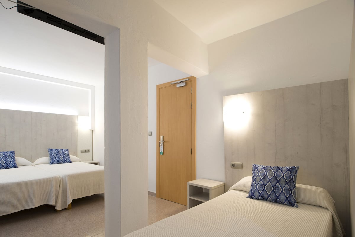Driepersoonskamer | Een minibar, een kluis op de kamer, gratis wifi, beddengoed