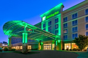 A Holiday Inn hotel with a covered entrance and multiple floors.