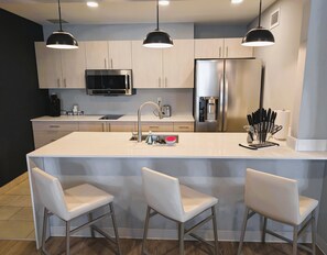 Ropa de cama de alta calidad y caja de seguridad en la habitación 